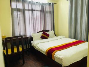 Postel nebo postele na pokoji v ubytování Holy Land Hotel Nepal