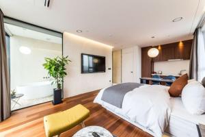 Postel nebo postele na pokoji v ubytování Dobong Hotel Bay204