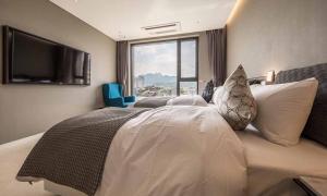 Postel nebo postele na pokoji v ubytování Dobong Hotel Bay204