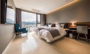 Postel nebo postele na pokoji v ubytování Dobong Hotel Bay204