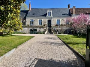 a driveway leading to a house at Maison des Sources Touraine -SPA- in Esvres