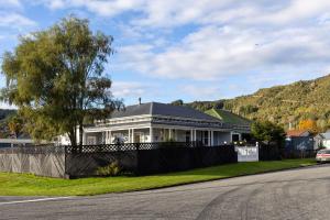 里夫顿Haere Mai Reefton Heritage Holiday Home的路边的房子