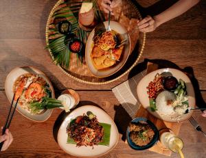 Eten bij of ergens in de buurt van het hotel

