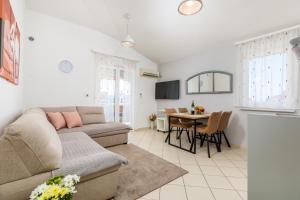 Televízia a/alebo spoločenská miestnosť v ubytovaní Apartments Ana-Maria