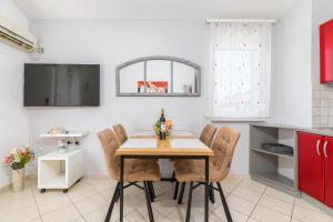 Televízia a/alebo spoločenská miestnosť v ubytovaní Apartments Ana-Maria