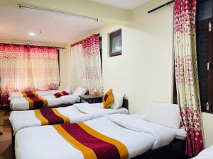 Postel nebo postele na pokoji v ubytování Holy Land Hotel Nepal