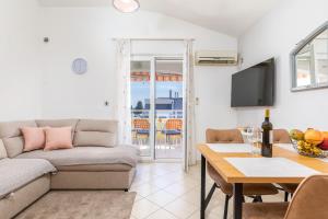 Televízia a/alebo spoločenská miestnosť v ubytovaní Apartments Ana-Maria