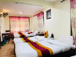 Postel nebo postele na pokoji v ubytování Holy Land Hotel Nepal