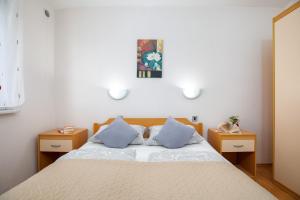 Posteľ alebo postele v izbe v ubytovaní Apartments Ana-Maria