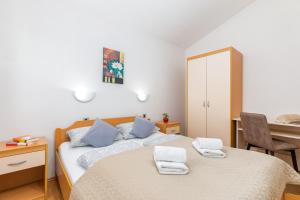 Posteľ alebo postele v izbe v ubytovaní Apartments Ana-Maria