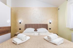 Posteľ alebo postele v izbe v ubytovaní Apartments Ana-Maria