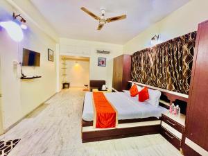TV a/nebo společenská místnost v ubytování Mountain River Valley Resort Udaipur