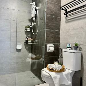 Bilik mandi di 30 Off I Premium 2BR Muji Suite
