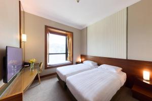 Un pat sau paturi într-o cameră la Rosedale Hotel Hong Kong