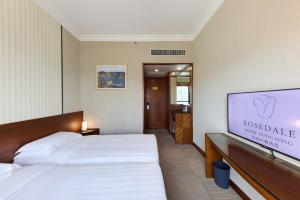 Un pat sau paturi într-o cameră la Rosedale Hotel Hong Kong