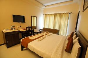 Postel nebo postele na pokoji v ubytování Mountain River Valley Resort Udaipur