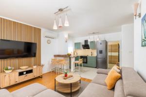 salon z kanapą i stołem w obiekcie Apartments Ana-Maria w Fažanie