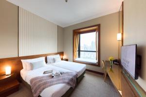 Un pat sau paturi într-o cameră la Rosedale Hotel Hong Kong