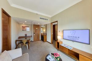 Un televizor și/sau centru de divertisment la Rosedale Hotel Hong Kong