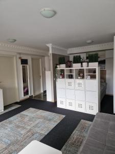 オトペニにあるApartament in Otopeniのリビングルーム(白いキャビネット、ラグ付)
