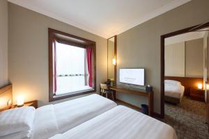 Un pat sau paturi într-o cameră la Rosedale Hotel Hong Kong