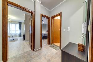 un couloir avec une porte menant à une chambre dans l'établissement Dream View 1BD - Quick Slope Access by Flat Manager, à Pamporovo