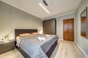 une chambre avec un lit avec deux serviettes dessus dans l'établissement Dream View 1BD - Quick Slope Access by Flat Manager, à Pamporovo