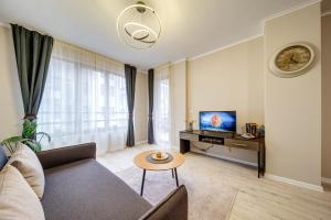 un salon avec un canapé et une télévision dans l'établissement Dream View 1BD - Quick Slope Access by Flat Manager, à Pamporovo 5 autres photos