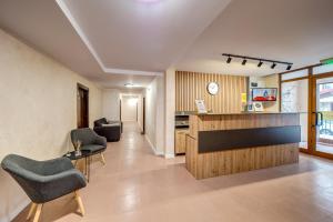un hall avec des chaises et un comptoir dans un bâtiment dans l'établissement Dream View 1BD - Quick Slope Access by Flat Manager, à Pamporovo
