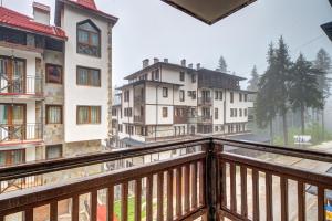 - un balcon offrant une vue sur les bâtiments dans l'établissement Dream View 1BD - Quick Slope Access by Flat Manager, à Pamporovo