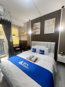 Tempat tidur dalam kamar di Apartement Transpark Cibubur By Ensroom