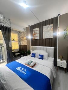 Tempat tidur dalam kamar di Apartement Transpark Cibubur By Ensroom