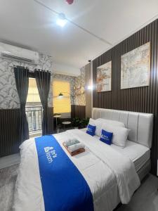 Tempat tidur dalam kamar di Apartement Transpark Cibubur By Ensroom