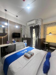 Tempat tidur dalam kamar di Apartement Transpark Cibubur By Ensroom +10 foto