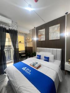 Tempat tidur dalam kamar di Apartement Transpark Cibubur By Ensroom