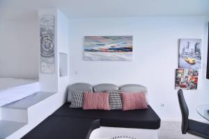 Habitación con 2 sillas y mesa con almohadas en Mirador 20 Sea View By Pride Holiday Rentals, en San Agustín 9 fotos más