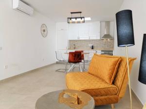 Posezení v ubytování Stylish 2 Bedroom Bungalow By Pride Holiday Rentals