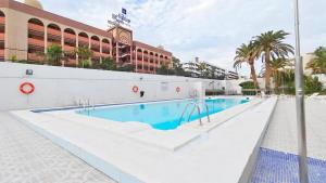 une grande piscine devant un hôtel dans l'établissement Nice Industrial Studio Teror 206, à Playa del Ingles