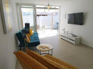 TV a/nebo společenská místnost v ubytování Stylish 2 Bedroom Bungalow By Pride Holiday Rentals