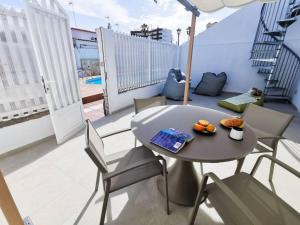 Balkón nebo terasa v ubytování Stylish 2 Bedroom Bungalow By Pride Holiday Rentals