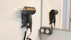 un sèche-cheveux et un téléphone sur un mur dans l'établissement Nice Industrial Studio Teror 206, à Playa del Ingles