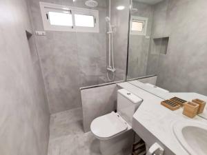 łazienka z toaletą, prysznicem i umywalką w obiekcie Apartament Tisalaya 44 By Pride Holiday Rentals w mieście Maspalomas +15 zdjęć