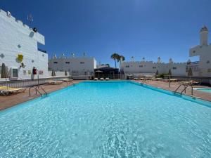 duży basen w środku budynku w obiekcie Marbella Golf 101 By Pride Holiday Rentals w mieście Maspalomas