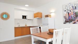 kuchnia i jadalnia ze stołem i krzesłami w obiekcie Marbella Golf 101 By Pride Holiday Rentals w mieście Maspalomas