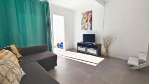 Telewizja i/lub zestaw kina domowego w obiekcie Marbella Golf 101 By Pride Holiday Rentals