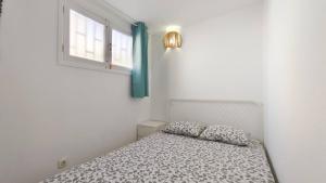 Łóżko lub łóżka w pokoju w obiekcie Marbella Golf 101 By Pride Holiday Rentals