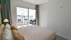 Łóżko lub łóżka w pokoju w obiekcie Marbella Golf 101 By Pride Holiday Rentals