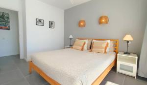 sypialnia z łóżkiem i dwiema lampami w obiekcie Marbella Golf 101 By Pride Holiday Rentals w mieście Maspalomas +21 zdjęć