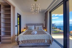 Un dormitorio con una cama con vista al mar. en La Dolce Villa, en Dubrovnik