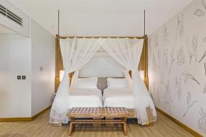 Letto o letti in una camera di Kempinski Seychelles Resort